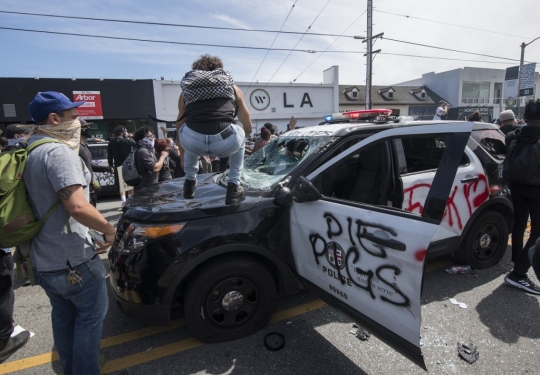 Massa Rusak dan Bakar Mobil Polisi Saat Protes Kematian George Floyd