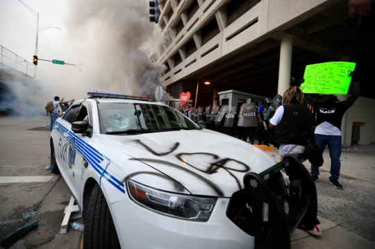 Massa Rusak dan Bakar Mobil Polisi Saat Protes Kematian George Floyd