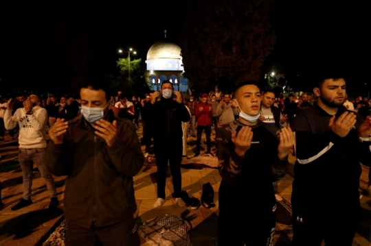 Al-Aqsa Kembali Dibuka, Jemaah Muslim Palestina Ungkapkan Rasa Syukur