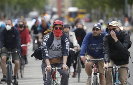 Di Tengah Pandemi, Pesepeda di Jerman Bergerombol Turun ke Jalan
