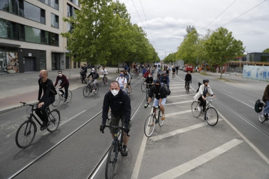Di Tengah Pandemi, Pesepeda di Jerman Bergerombol Turun ke Jalan