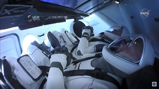 Melihat 2 Astronot AS Meluncur ke Orbit Bumi