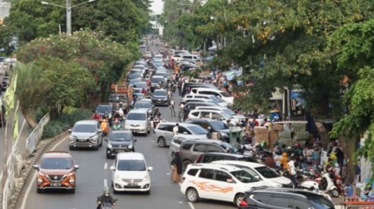 Masih PSBB, Pasar Gembrong Dipadati Warga