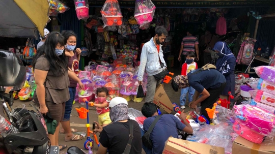 Masih PSBB, Pasar Gembrong Dipadati Warga