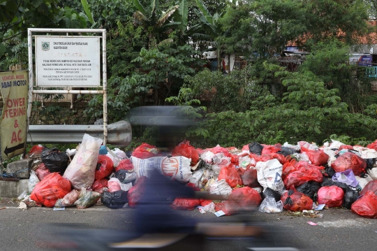 Sampah Menumpuk di Jalanan Kawasan Cibinong