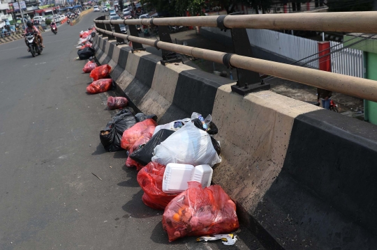 Sampah Menumpuk di Jalanan Kawasan Cibinong