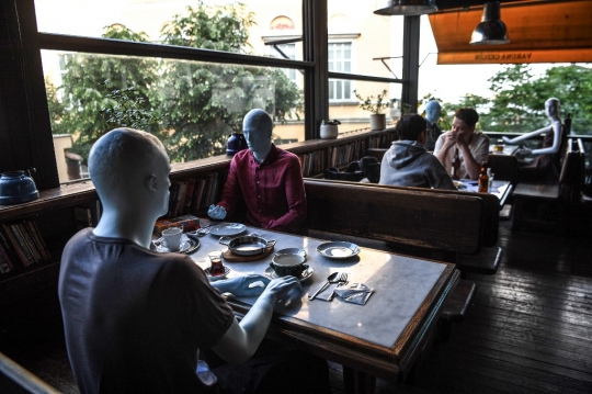 Terapkan Social Distancing, Kafe di Istanbul Gunakan Manekin