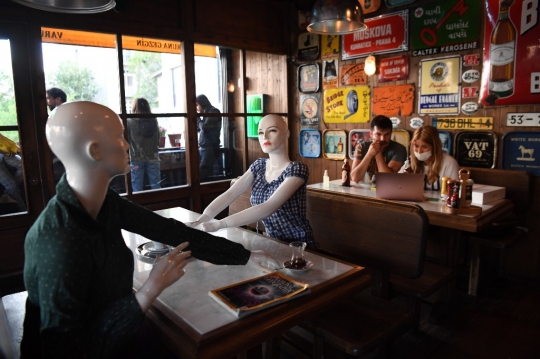 Terapkan Social Distancing, Kafe di Istanbul Gunakan Manekin