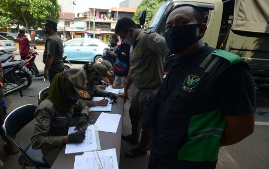 Petugas Berikan Sanksi Pelanggar PSBB di Jakarta