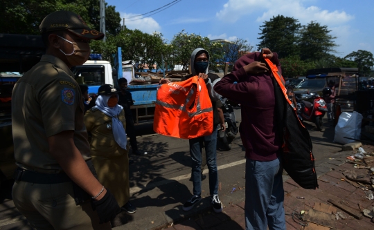Petugas Berikan Sanksi Pelanggar PSBB di Jakarta
