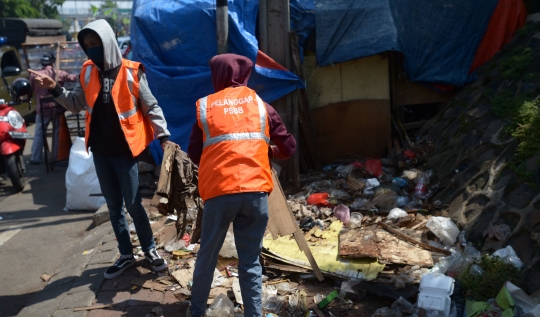 Petugas Berikan Sanksi Pelanggar PSBB di Jakarta