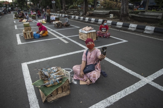 Suasana Pasar Tradisional Sosial Distancing di Surabaya