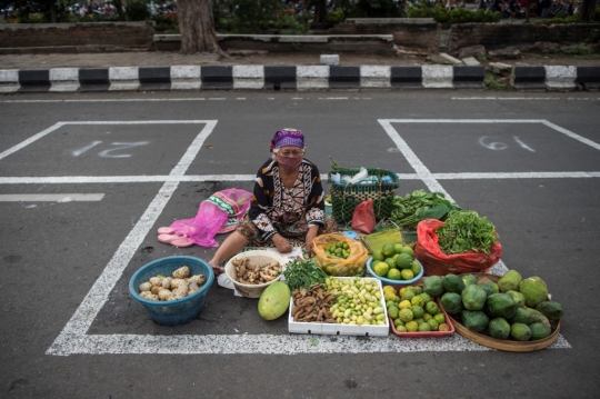 Suasana Pasar Tradisional Sosial Distancing di Surabaya