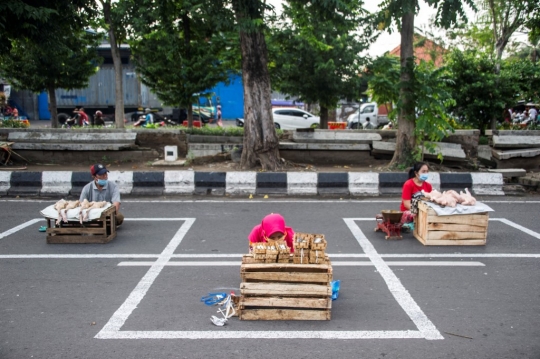 Suasana Pasar Tradisional Sosial Distancing di Surabaya