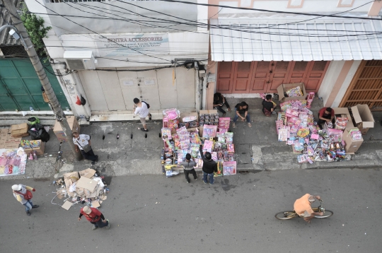 Toko Ditutup, Pedagang Pasar Pagi Asemka Nekat Jualan di Pinggir Jalan