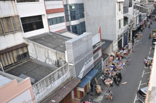Toko Ditutup, Pedagang Pasar Pagi Asemka Nekat Jualan di Pinggir Jalan