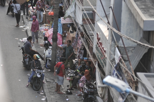 Toko Ditutup, Pedagang Pasar Pagi Asemka Nekat Jualan di Pinggir Jalan