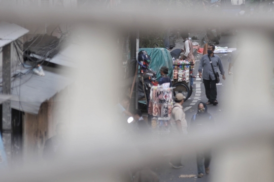 Toko Ditutup, Pedagang Pasar Pagi Asemka Nekat Jualan di Pinggir Jalan