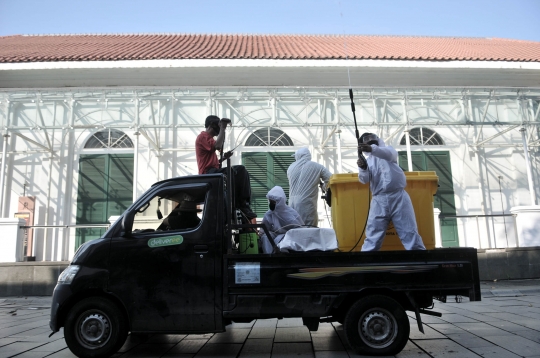 Petugas Semprot Disinfektan di Kompleks Wisata Kota Tua