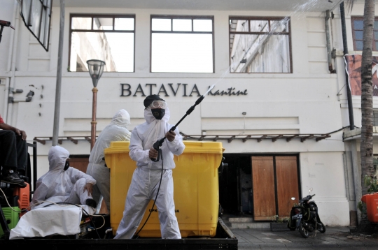 Petugas Semprot Disinfektan di Kompleks Wisata Kota Tua