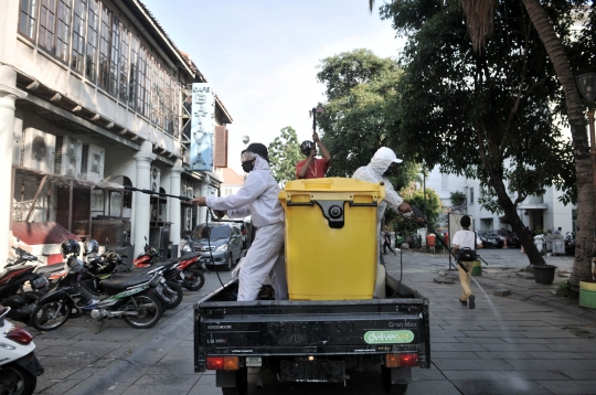 Petugas Semprot Disinfektan di Kompleks Wisata Kota Tua