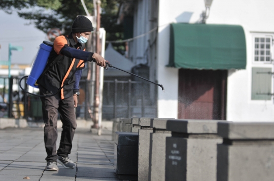 Petugas Semprot Disinfektan di Kompleks Wisata Kota Tua