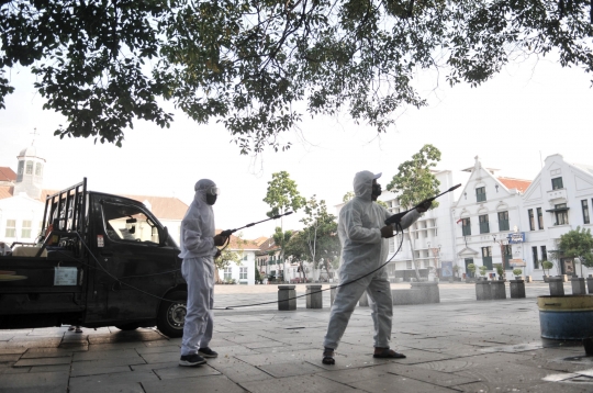 Petugas Semprot Disinfektan di Kompleks Wisata Kota Tua