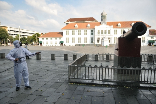 Petugas Semprot Disinfektan di Kompleks Wisata Kota Tua