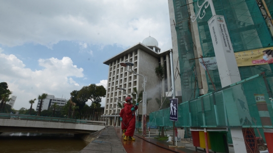 Jelang New Normal, Masjid Istiqlal Disemprot Disinfektan