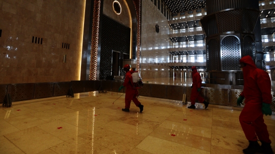 Jelang New Normal, Masjid Istiqlal Disemprot Disinfektan