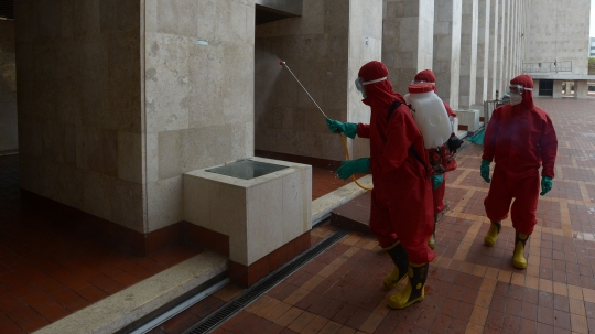 Jelang New Normal, Masjid Istiqlal Disemprot Disinfektan