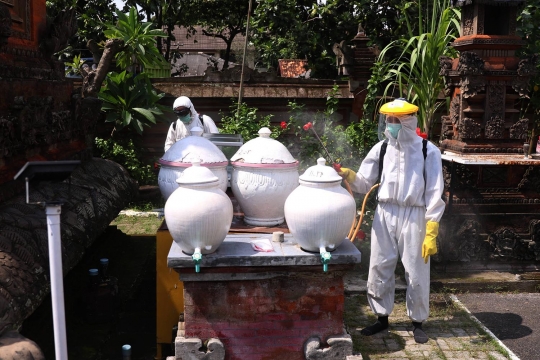 Rencana Dibuka Kembali, Pura di Tangerang Disemprot Disinfektan