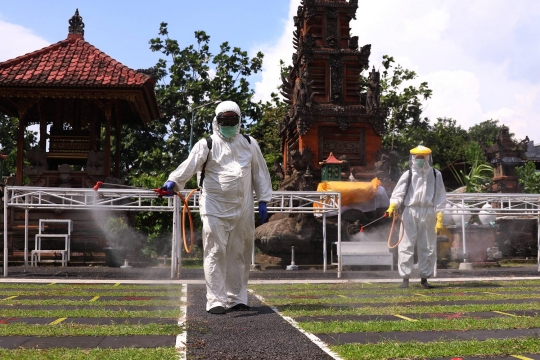 Rencana Dibuka Kembali, Pura di Tangerang Disemprot Disinfektan