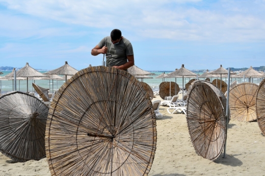Intip Persiapan Pantai di Albania Sambut Kembali Wisatawan