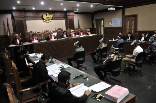 Sidang Perdana Kasus Jiwasraya, Terdakwa Kenakan Masker dan Face Shield