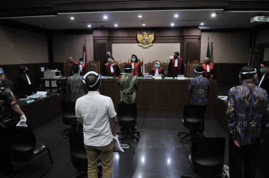 Sidang Perdana Kasus Jiwasraya, Terdakwa Kenakan Masker dan Face Shield