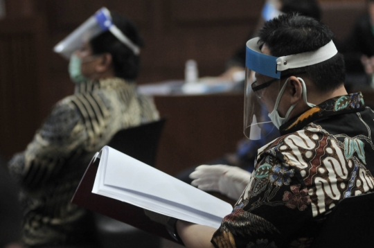 Sidang Perdana Kasus Jiwasraya, Terdakwa Kenakan Masker dan Face Shield