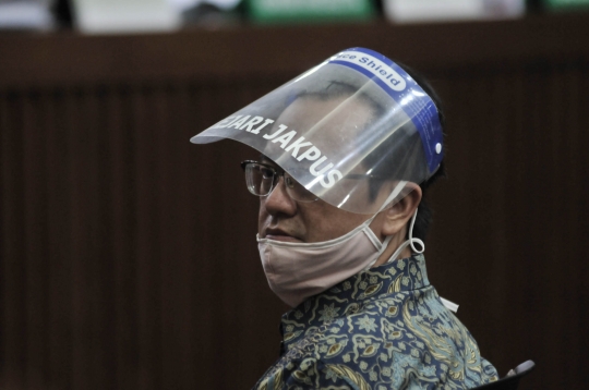 Sidang Perdana Kasus Jiwasraya, Terdakwa Kenakan Masker dan Face Shield