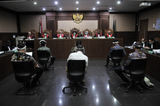 Sidang Perdana Kasus Jiwasraya, Terdakwa Kenakan Masker dan Face Shield