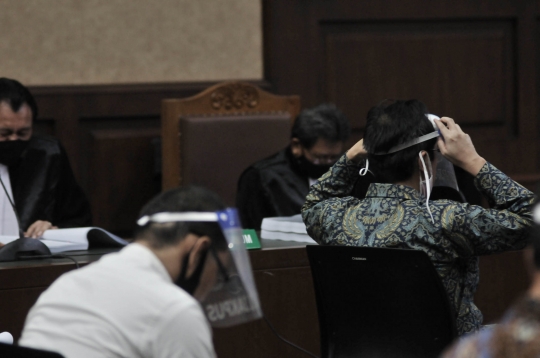 Sidang Perdana Kasus Jiwasraya, Terdakwa Kenakan Masker dan Face Shield