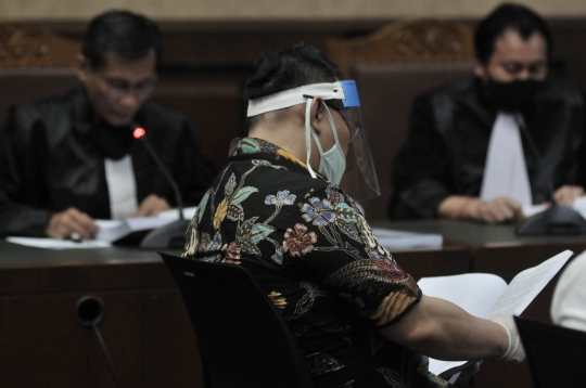 Sidang Perdana Kasus Jiwasraya, Terdakwa Kenakan Masker dan Face Shield