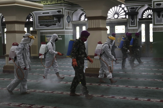 Penyemprotan Disinfektan di Masjid Al-Azhar