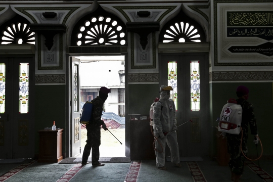 Penyemprotan Disinfektan di Masjid Al-Azhar