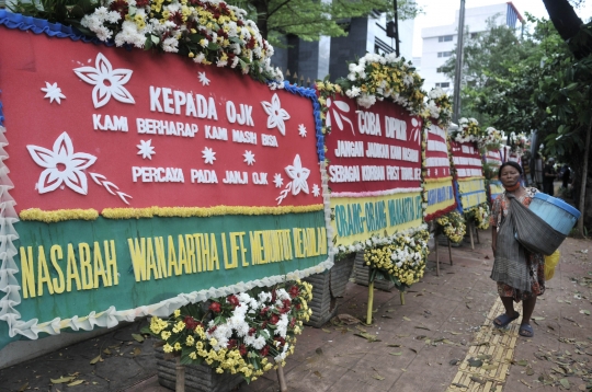 Karangan Bunga Korban Jiwasraya Hiasi Gedung Pengadilan Tipikor