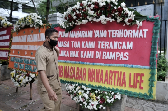 Karangan Bunga Korban Jiwasraya Hiasi Gedung Pengadilan Tipikor