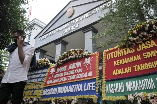 Karangan Bunga Korban Jiwasraya Hiasi Gedung Pengadilan Tipikor