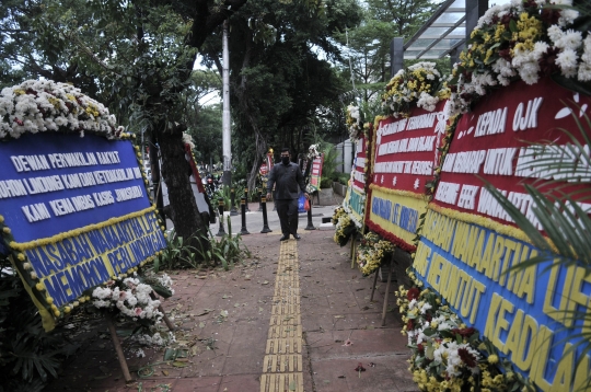 Karangan Bunga Korban Jiwasraya Hiasi Gedung Pengadilan Tipikor