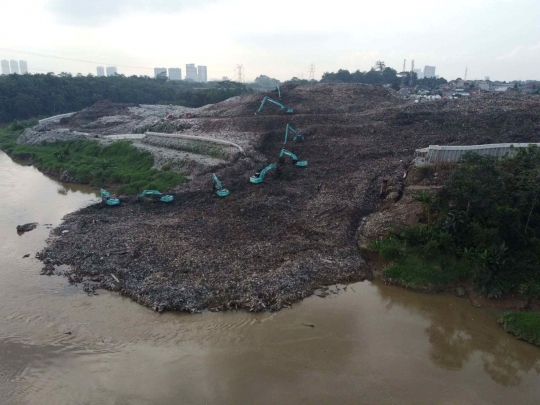 Sampah TPA Cipeucang Genangi Sungai Cisadane