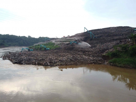 Sampah TPA Cipeucang Genangi Sungai Cisadane