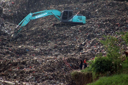 Sampah TPA Cipeucang Genangi Sungai Cisadane